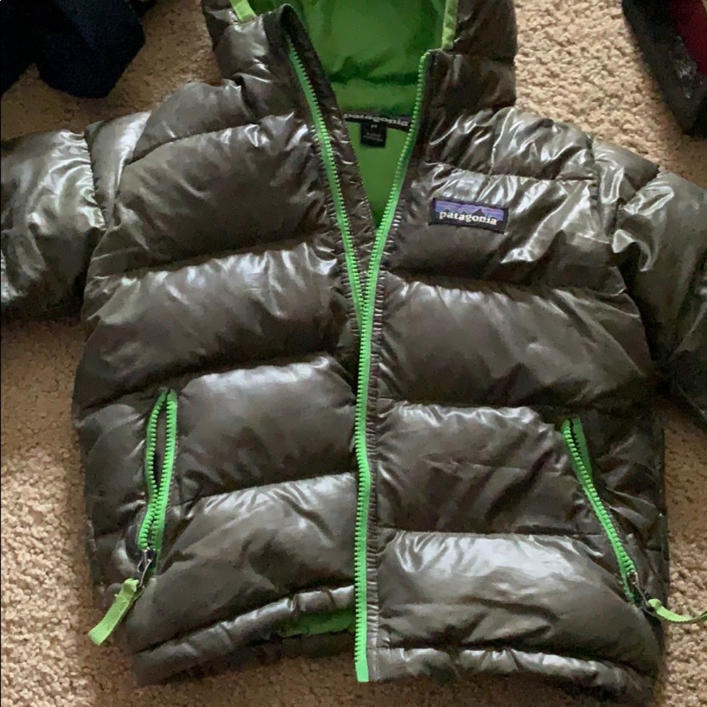 Slightly Worn Patagonia packable jacket. Size 2T